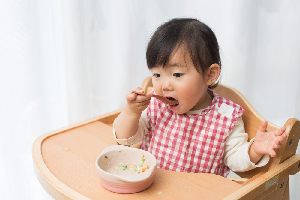 Three steps to teach children to eat on their own