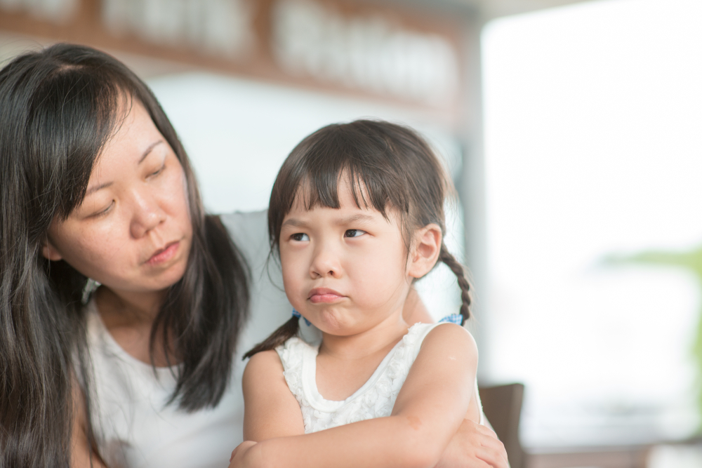 How to effectively calm children when dealing with parent-child conflicts?